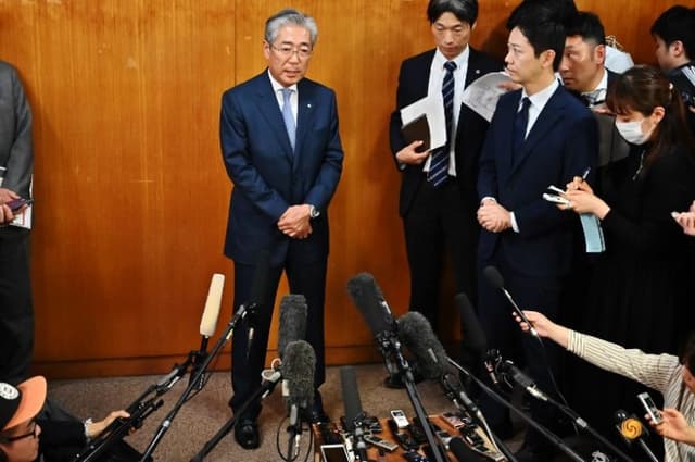 Consternado, o presidente do comitê olímpico do Japão, Tsunekazu Takeda, acusado de corrupção, confirma aos jornalistas que irá deixar o cargo em junho (Crédito: CHARLY TRIBALLEAU / AFP)