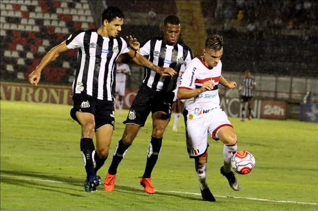 Em noite apagada, o Santos foi goleado pelo Botafogo-SP por 4 a 0, em duelo em Ribeirão Preto (SP).&nbsp;Lucas Veríssimo foi expulso e&nbsp;Jorge Sampaoli fez escolhas ruins. A dupla levou as piores notas do LANCE!. Veja avaliações. (Por Jonatas Pacheco - centraldejogos@lancenet.com.br)