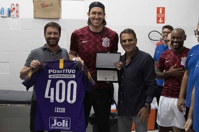 Cássio recebe homenagem do Corinthians por atingir marca histórica