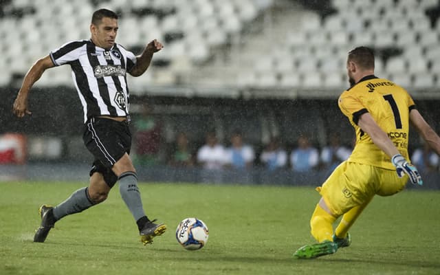 O Botafogo goleou a Portuguesa-RJ por 4 a 1, nesta quinta-feira, e ainda sonha com a vaga para as semifinais da Taça Rio, segundo turno do carioca. Os destaques do Alvinegro no confronto foram Diego Souza, que fez o primeiro gol pelo clube, e Rodrigo Pimpão, que participou de dois gols. Confira as notas do LANCE! (por&nbsp;Carlos Bandeira de Mello)