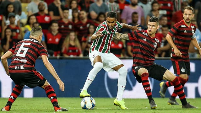 Em jogo muito nervoso no Maracanã, o Fluminense levou gol no fim, acabou perdendo para o Flamengo por 2 a 1 e de adeus à Taça Rio. O time se mostrou muito pilhado durante toda a partida, reclamando demais&nbsp; da arbitragem. Na bola, Everaldo foi o jogador mais perigoso da equipe tricolor. Confira as notas a seguir por Rafael Bortoloti (&nbsp;rafaelbortoloti94@gmail.com)<br>