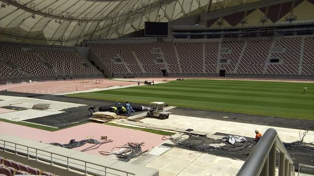 Pronto desde maio de 2017, o Estádio Khalifa foi a primeira arena a ficar pronta para a Copa do Mundo do Qatar, em 2022. O local vai receber uma das semifinais da competição e terá capacidade para cerca de 50.000 espectadores. O LANCE! esteve presente no estádio e registrou imagens do local. Veja fotos em galeria (Por&nbsp;Daniel Bortoletto - Em Doha-QAT)