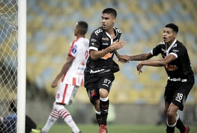 Com mais um gol do jovem Tiago Reis, o Vasco venceu o Bangu por 1 a 0, no Maracanã, e assegurou um lugar na final da Taça Rio. O atacante aproveitou grande cruzamento de Rossi para dar a vitória ao Cruz-Maltino. Veja as notas do LANCE! por Fernanda Teixeira (fernandaisabel@lancenet.com.br)