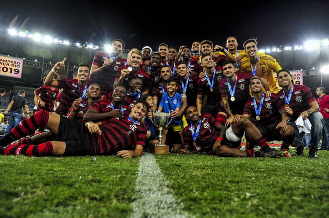 O Flamengo derrotou, neste domingo, o Vasco por 3 a 1 nos pênaltis, após empate em 1 a 1 no tempo regulamentar, e garantiu o título da Taça Rio. Arrascaeta, aos 48 minutos do segundo tempo, marcou o gol que deixou tudo igual no placar e, posteriormente, o Rubro-Negro venceu nas penalidades. O LANCE! relembra a trajetória da equipe no segundo turno do Carioca. Confira: