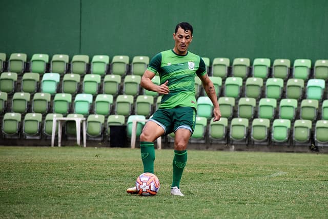 Jonatas Belusso fez o gol que deixou o Coelho ainda no páreo pela vaga na final do Estadual