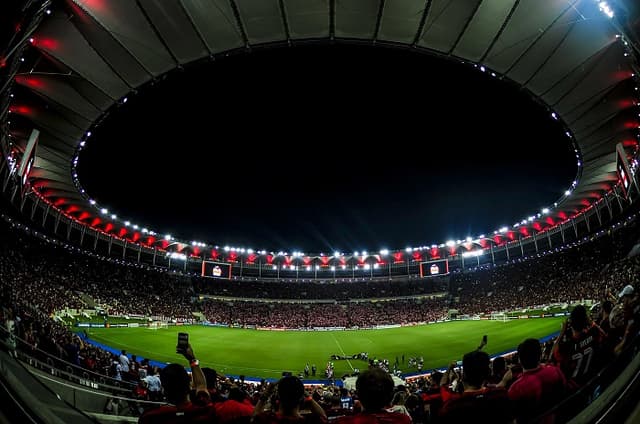 O domínio do Flamengo nas arquibancadas em 2019 ganhou mais um capítulo na noite desta quarta-feira. Na derrota para o Peñarol por 1 a 0, no Maracanã, o Rubro-Negro levou 61.576 pagantes ao estádio, registrando um novo recorde no Brasil. A equipe carioca aparece em seis partidas no Top 10. Confira, a seguir, os dados válidos nesta temporada.