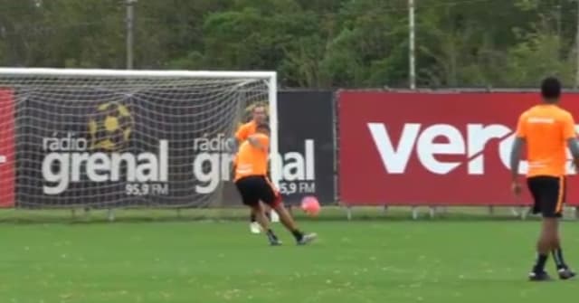 Guerrero marca golaço no treino do Inter