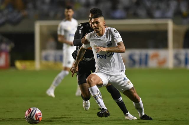 O Santos venceu, mas está fora do Paulistão. A equipe de Sampaoli impôs seu jogo coletivo diante do Corinthians e só caiu nos pênaltis, após dominar a partida no tempo regulamentar. O time saiu aplaudido pela torcida (notas por Sérgio Santana)