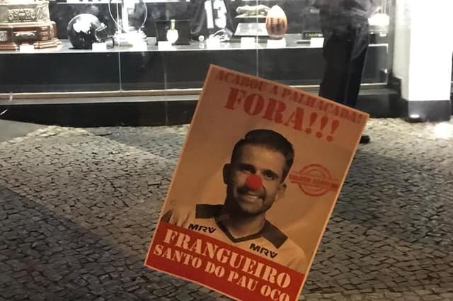 Os autores do protesto não foram identificados e para a diretoria foi um ato encomendado