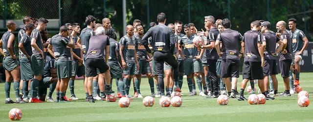 Rodrigo Santana comandou o primeiro treino com o grupo atleticano nesta sexta-feira, na Cidade do Galo