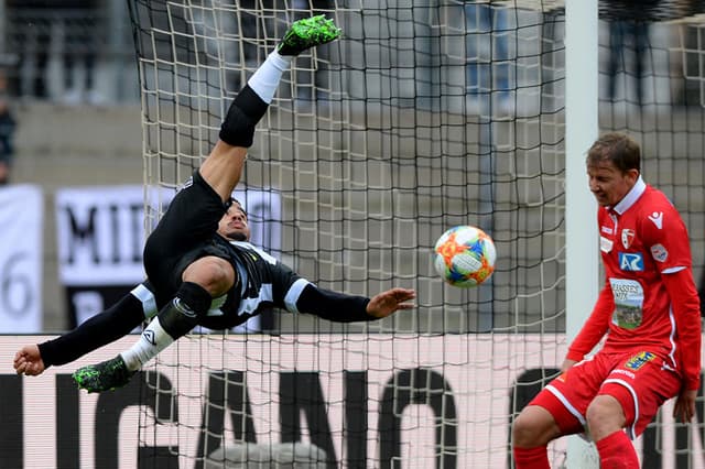 Carlinhos marcando golaço na Suíça