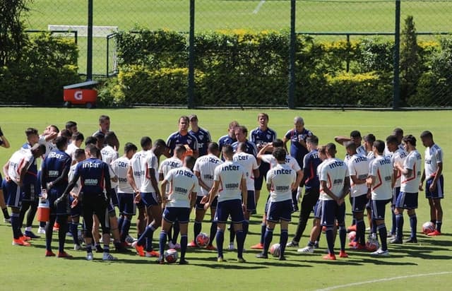 Elenco e comissão técnica conversam no CT da Barra Funda