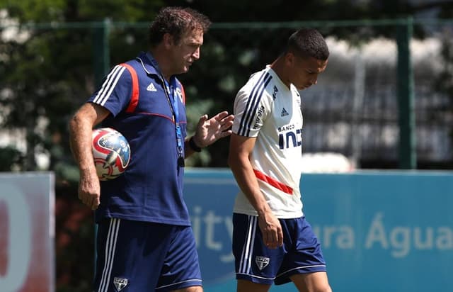 Cuca e o garoto Antony em conversa no último treino antes da grande final do Campeonato Paulista