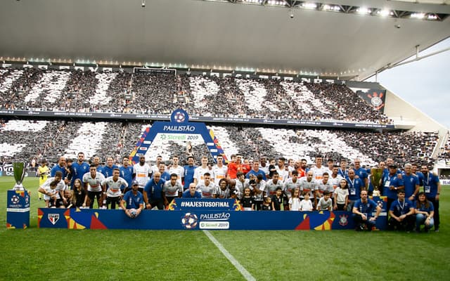 Neste domingo, na Arena, diante do São Paulo, o Corinthians faturou o seu 30º Campeonato Paulista, o quarto tricampeonato em sua história. Agora, abriu vantagem de oito conquistas estaduais para o rival mais próximo. Veja todos os títulos paulistas do Timão na galeria abaixo: