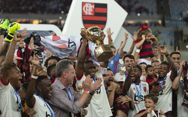 Mesmo com boa vantagem, o Flamengo voltou a vencer o Vasco por 2 a 0, neste domingo, e conquistou o Campeonato Carioca, fazendo a festa da sua torcida no Maracanã. Apesar de ficar fora da final da Taça Guanabara, o Rubro-Negro fez boa campanha na competição estadual, venceu a Taça Rio e não deu chances para o Cruz-Maltino na final. Relembre a trajetória do Fla na conquista.