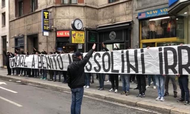 Torcedores da Lazio com faixa facista