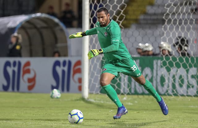 Rodolfo foi o grande nome da classificação do Fluminense às oitavas de final da Copa do Brasileiro. O goleiro salvou o Tricolor carioca ao pegar duas cobranças de pênaltis, após o time perder no tempo normal por 2 a 0 para o Santa Cruz. Veja as notas da equipe das Laranjeiras por João Vitor Castanheira (joaovitor@lancenet.com.br)&nbsp;