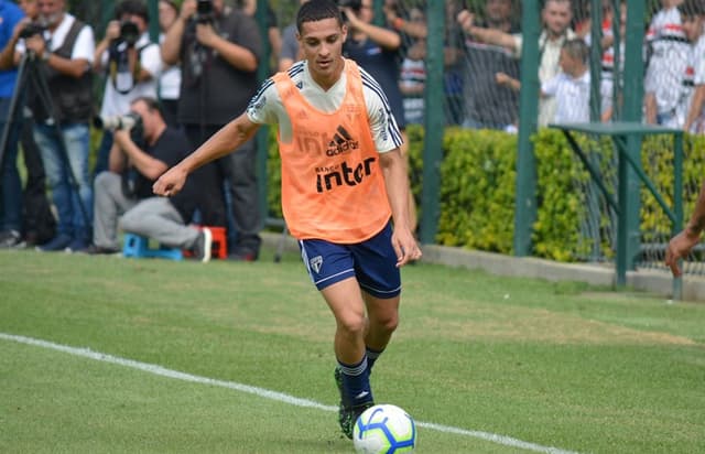 O garoto Antony é presença certa entre os titulares do São Paulo