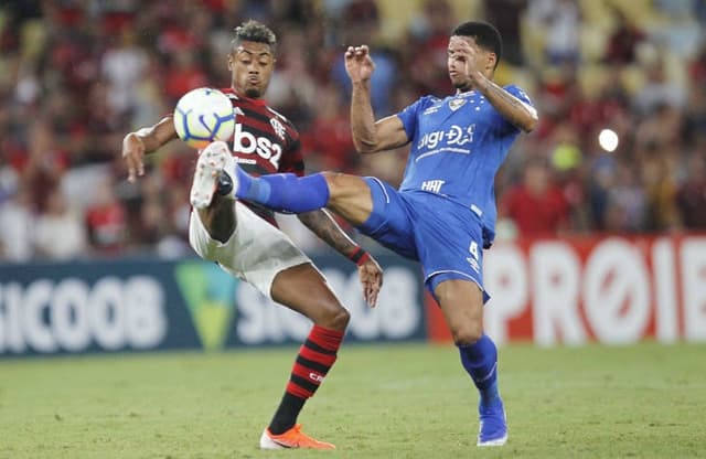 Cruzeiro largou na frente após bela jogada de Fred, que deixou Pedro Rocha na cara do gol para abrir o placar no Maracanã. Contudo, a Raposa viu o Flamengo empatar com Bruno Henrique no lance seguinte. Ao decorrer da partida, a equipe mineira não conseguiu encontrar espaços na defesa rubro-negra e, aos poucos, foi dominada pelo time de Abel. No fim, com um a menos e sem forças para reagir, só assistiu a festa de despedida de Juan. Confira as notas a&nbsp; seguir por João Vitor Castanheira (joaovitor@lancenet.com.br)