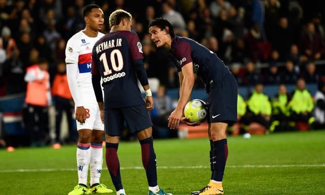 Neymar e Cavani discutem por pênalti