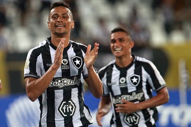 O Botafogo saiu atrás, mas pôde dar a homenagem que a cantora Beth Carvalho tanto merecia. Com gols de Erik, João Paulo e Cícero, o Alvinegro venceu o Bahia por 3 a 2, no Nilton Santos, e conquistou a sua primeira vitória no Brasileirão. Veja as notas da equipe carioca por João Vitor Castanheira (joaovitor@lancenet.com.br).