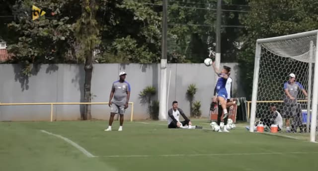 Soteldo no gol (treino)