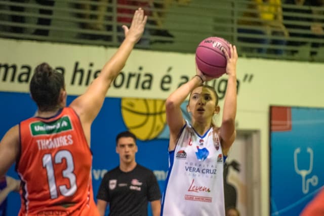 Mari Dias basquete