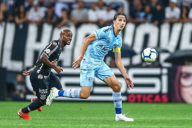 O Grêmio foi à Arena e saiu com um empate em 0 a 0 com o Corinthians. O resultado não foi bom para o Tricolor, que segue sem vencer no Brasileirão após quatro partidas. No duelo, Paulo Victor e Geromel foram os destaques dos gaúchos. Veja as notas do LANCE! por João Vitor Castanheira (joaovitor@lancenet.com.br).