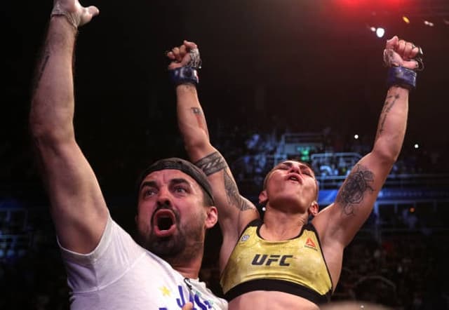 Jéssica Bate-Estaca ganhou o prêmio de 'performance' e 'luta da noite' no UFC Rio (Foto: Getty Images)