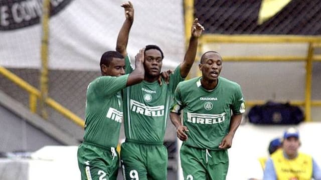 Hoje no Corinthians, o atacante Vagner Love já fez chover na Vila Belmiro pelo Palmeiras. Em 2004, pelo Brasileirão, o Verdão goleou o Santos por 4 a 0, com dois gols do então prata da casa alviverde.