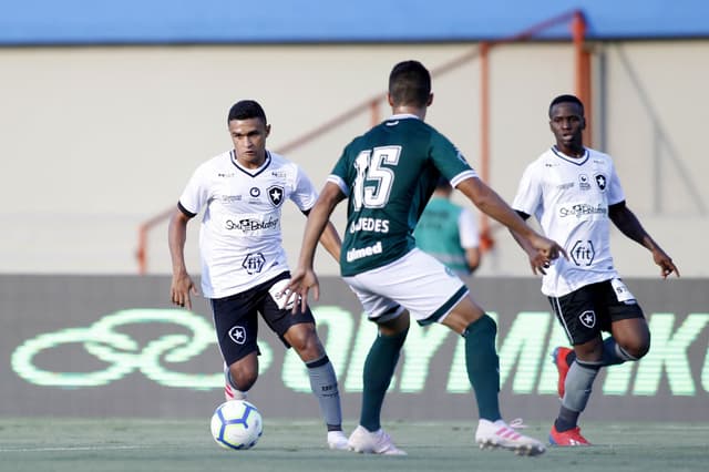 Botafogo perdeu para o Goiás no Serra Dourada. Veja a seguir mais imagens da partida