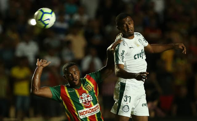 O Palmeiras, repleto de jogadores considerados reversas, teve uma atuação regular, mas suficiente para derrotar o Sampaio Corrêa, no Maranhão, pelas oitavas de final da Copa do Brasil. Moisés, de falta, fez o gol do triunfo (notas por João Vitor Castanheira)&nbsp;