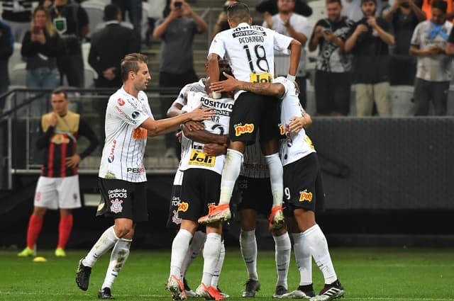 O Corinthians confirmou sua superioridade e venceu o Deportivo Lara nesta quinta-feira, na Arena, e ficou mais perto das oitavas da Sul-Americana. A vitória por 2 a 0 veio após gols de Vagner Love e Gustagol. Veja as notas do LANCE! (Por&nbsp;joaovitor@lancenet.com.br).