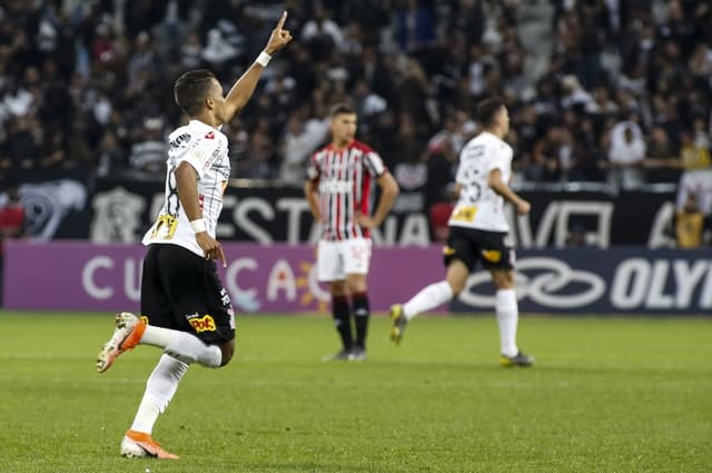 Com gol de Pedrinho, o Corinthians venceu o clássico contra o São Paulo e assumiu a terceira colocação do Brasileiro. Outro destaque da equipe foi o lateral direito Fagner, muito bem na defesa e nas ações ofensivas (notas por Lucas Rezende)&nbsp;