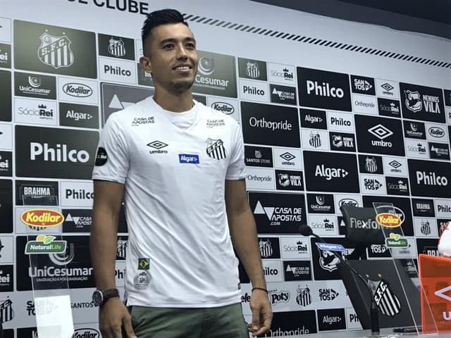 Uribe na apresentação ao Santos