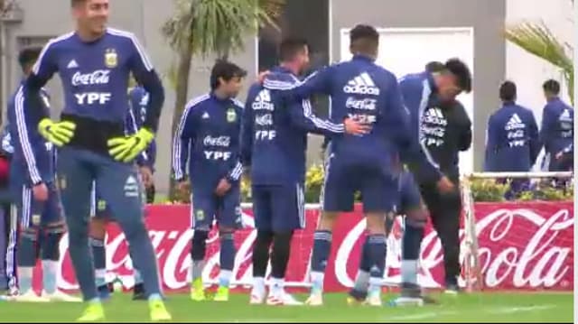 Messi tira foto com integrantes da equipe juvenil da Argentina