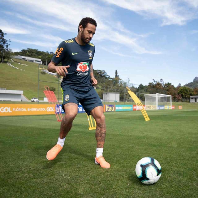 Neymar volta a treinar com bola pela Seleção