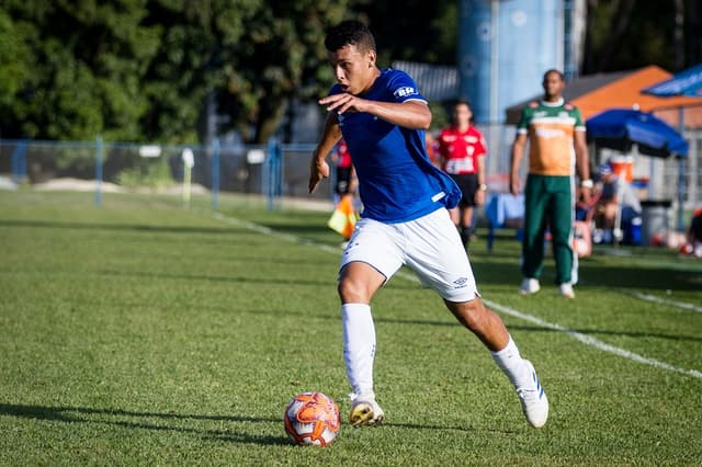 Popó é tratado como joia no clube celeste, pois tem mais de 100 gols nas categorias de base