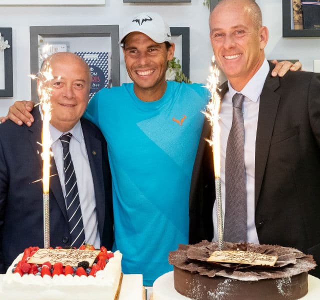 Rafael Nadal com GuyForget (direita) e Bernard Giudicelli (esquerda)