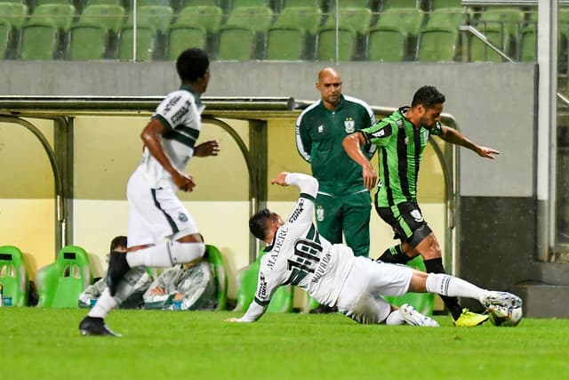 O Coelho não conseguiu se impor em casa diante do Coxa, que fez um jogo focado em sair pontuando de BH