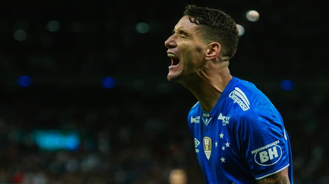 Thiago Neves foi o grande destaque da classificação do Cruzeiro às quartas de final da Copa do Brasil. Após gol de Ganso no primeiro tempo, o meia marcou duas vezes para colocar a Raposa em vantagem. Mas João Pedro empatou de bicicleta no último lance e levou a decisão para as penalidades. Coube ao camisa 10 celeste converter a última cobrança e dar a vaga aos mineiros. Veja as notas por&nbsp;Carlos Bandeira de Mello (carlosandrade@lancenet.com.br).