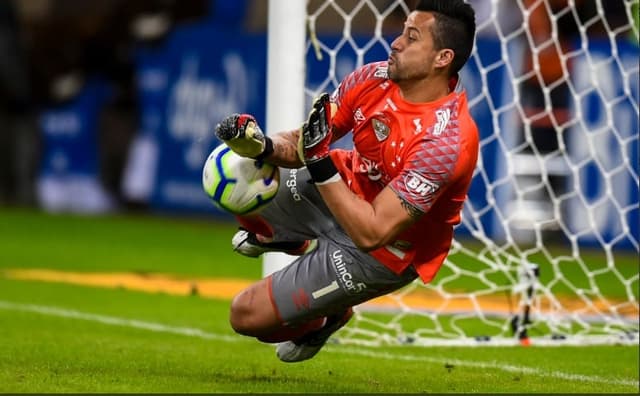 Fábio pegou o seu 27º pênalti com a camisa celeste e foi um dos responsáveis pela classificação da Raposa às quartas de final