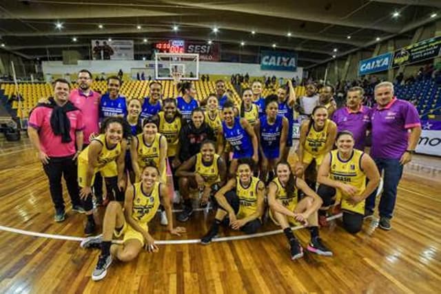 Equipes jogaram com uma réplica do uniforme da conquista de 1994 homenageada no evento