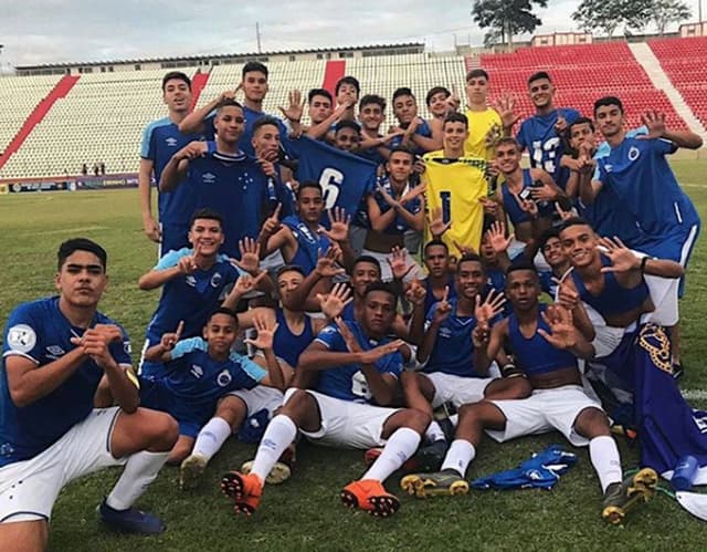 João(à direita na foto enrolado na bandeira) ergueu seu segundo título pela Raposa no sub-14