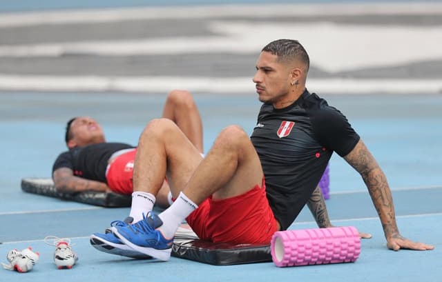 Paolo Guerrero precisa chamar a responsabilidade nesta terça. Veha imagens da estreia peruana a seguir