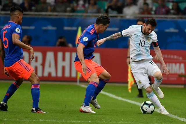 A Argentina de Messi foi derrotada pela Colômbia por 2 a 0 na estreia da Copa América, em Salvador