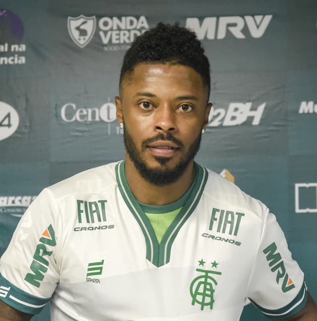 Michel Bastos ainda não jogou em 2019 de forma oficial e está liberado para atuar pelo Coelho