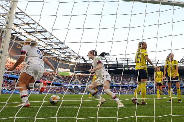 Horan (à esq.) comemora primeiro gol marcado nesta quinta-feira