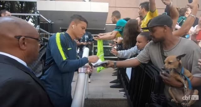 Thiago Silva autografa carteira de trabalho