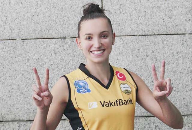 Gabi com a camisa do Vakifbank